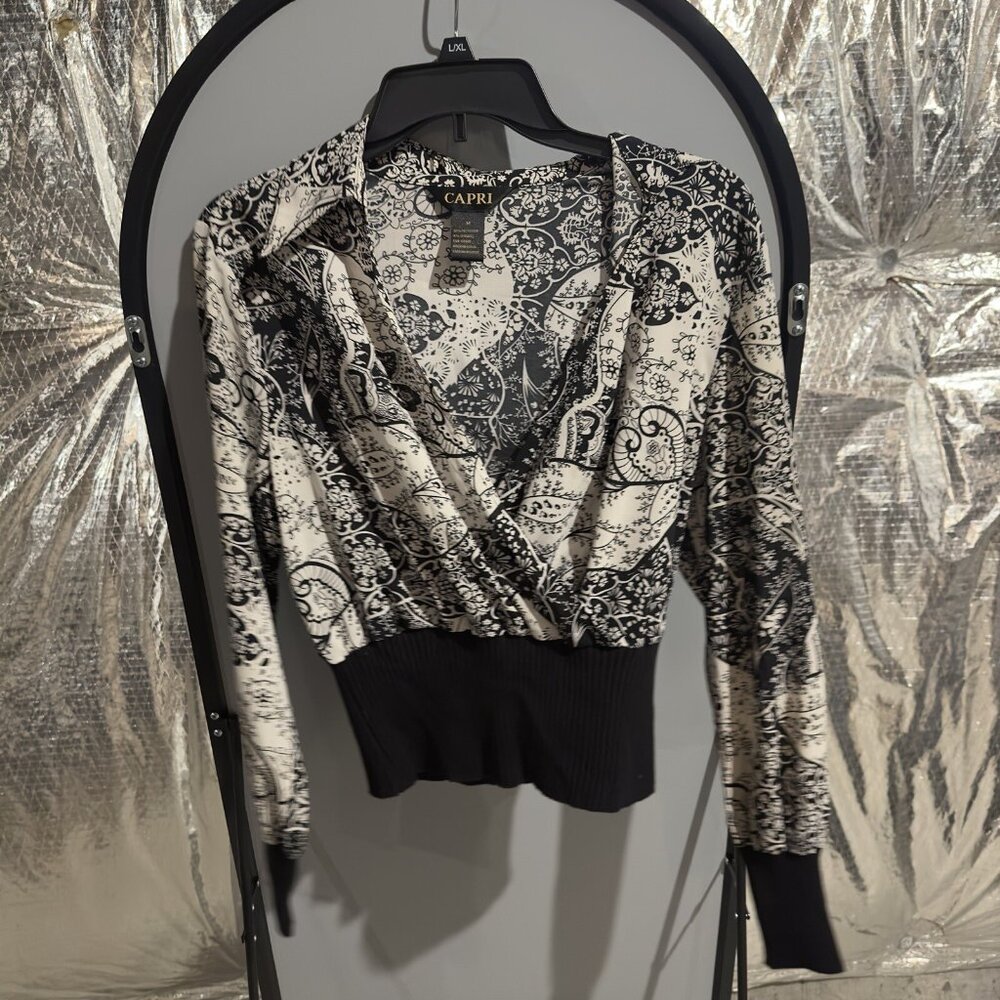 Capri Cropped Asymmetric Top Womens Size‎ M Long Sleeve Trendy Casual Shirt